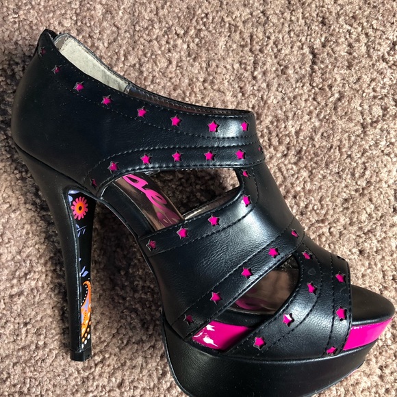 Heels - Picture 3 of 5